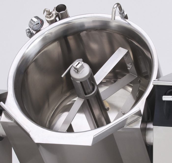 Open steam-jacketed kettle in stainless steel with a pressure gauge and a paddle agitator mounted on a central shaft entering the vessel